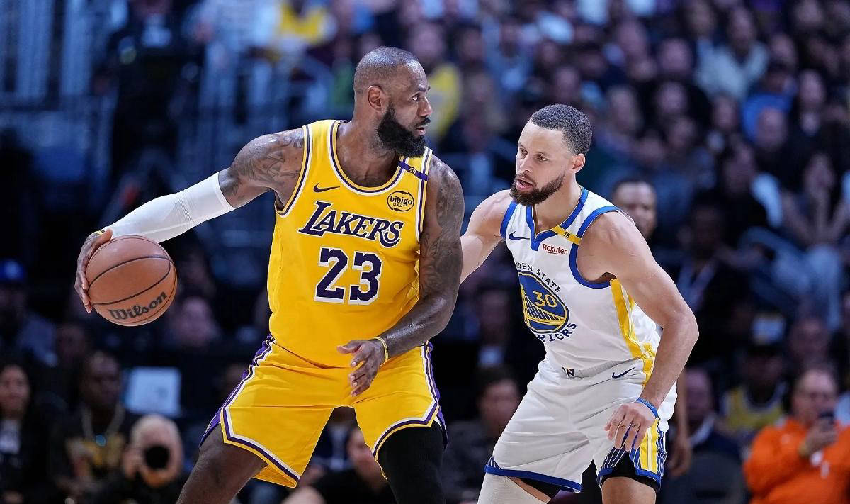 爱游戏智能平台-库里在老鹰比赛中反败为胜，重返赛场引发热议！上演精彩一战(库里复出37分输老鹰)